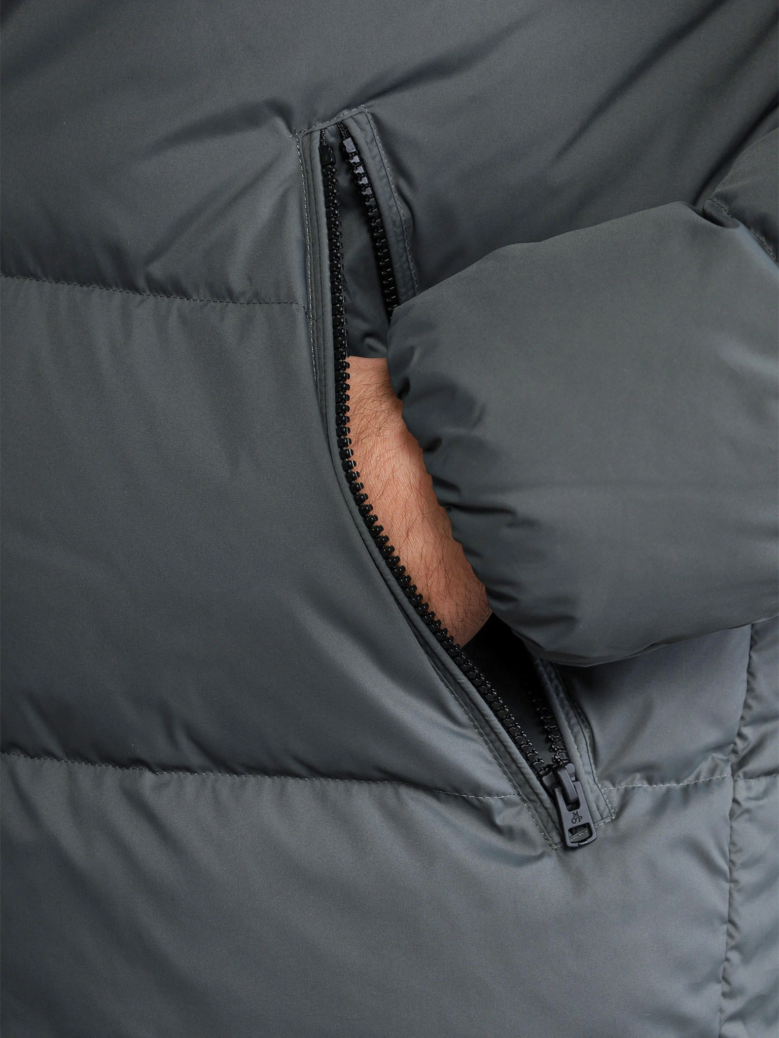 Куртка утепленная зеленого цвета с капюшоном